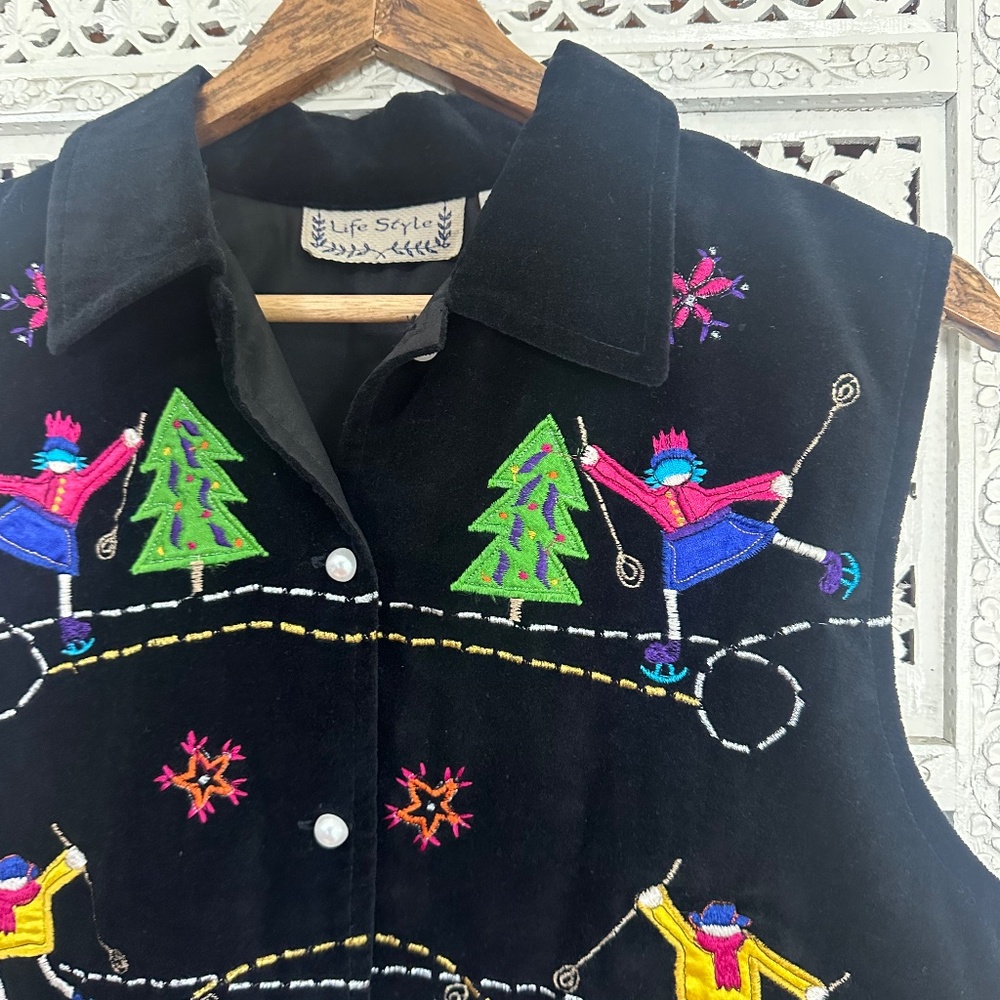 Vintage Lifestyle Black Velour Winter Themed Iceskating Button Up Collared Vest - Picture 5 of 7